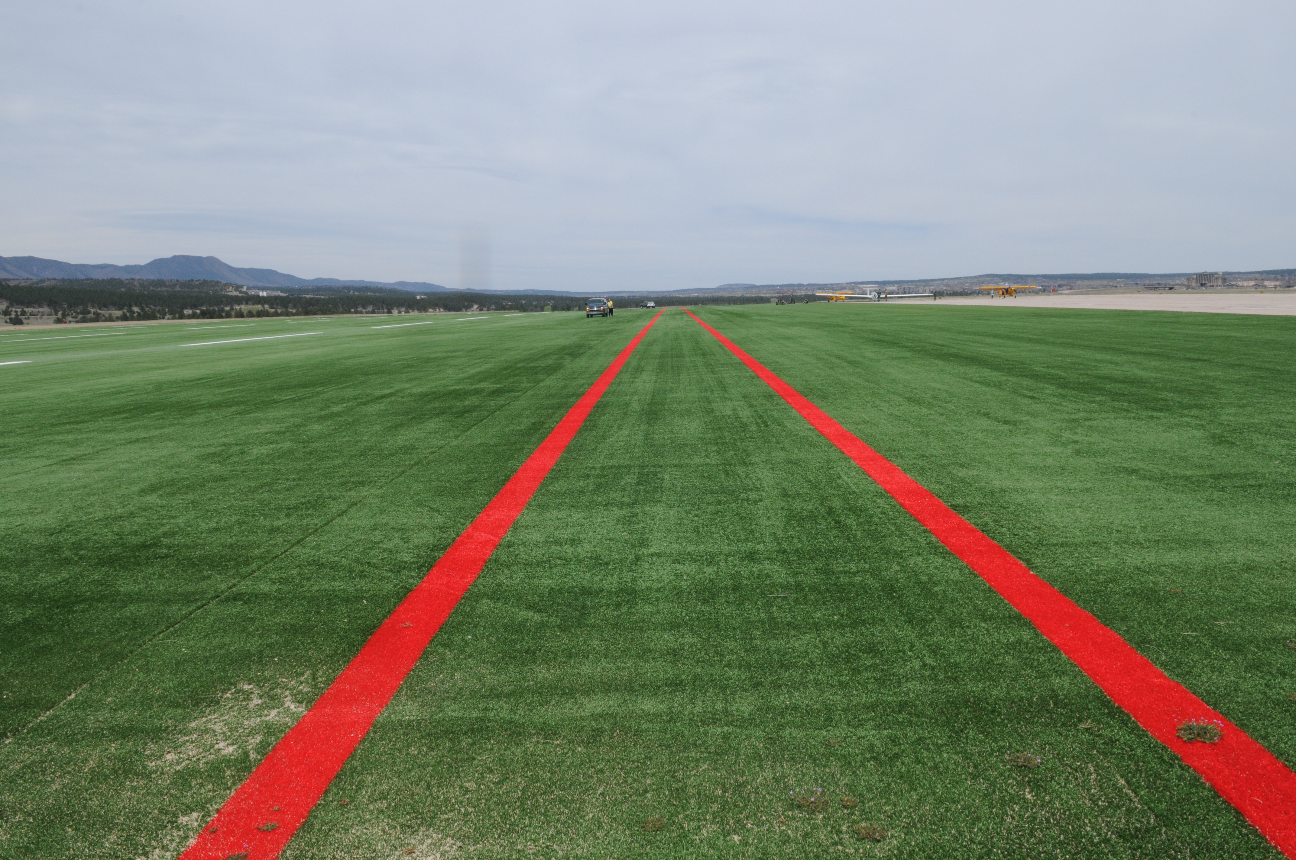 Evergreen Aviation AvTurf, Sailplane landing stribs usa